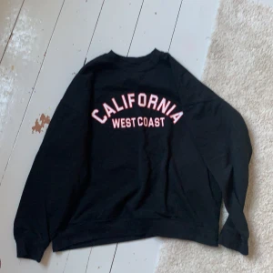 Sweatshirt - Säljer sweatshirt, kmr inte riktigt ihåg vart den är köpt, den är använd runt 4 ggnr, inte vintage