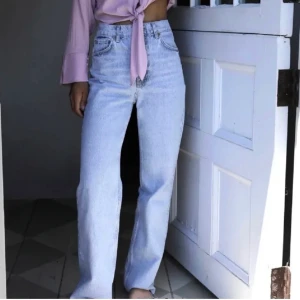 Zara jeans - Köpte här på Plick men de passade tyvärr inte mig. Bilden är från före detta ägare. Superfina och det är inte lätt att få tag på strl 32! Bjuder på frakten ❤️