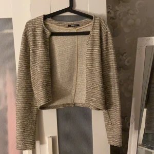 Kofta från Gina-tricot  - Säljer denna coola koftan för att jag aldrig har nån användning av den! Väldigt gott skick, har används 2 gånger