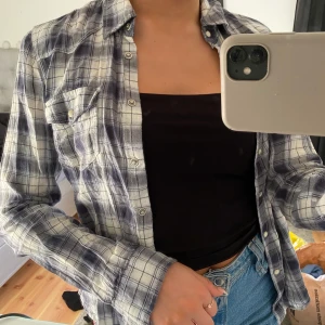 Skjorta - Rutig skjorta från H&M, storlek 36. oversized!