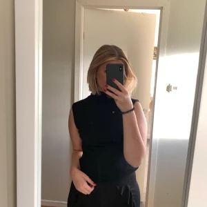 Svart polo - Snygg och SÅ bekväm kortärmad polotröja, haft den länge men har bara använts ett fåtal gånger