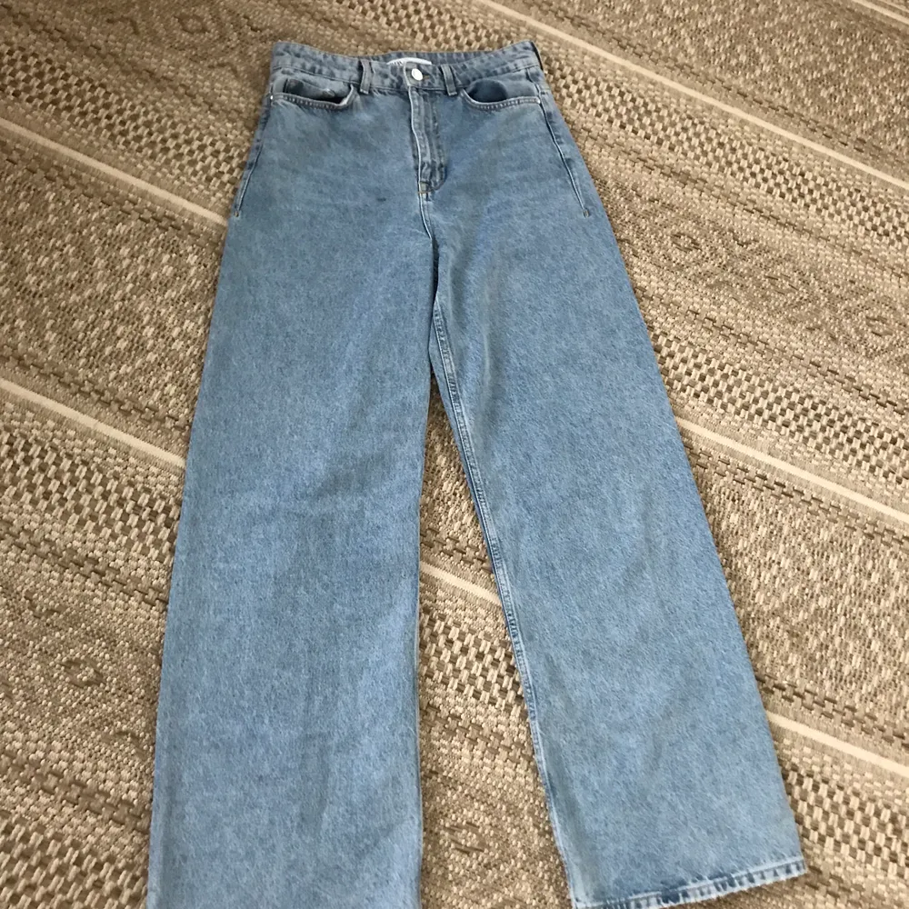 Måste tyvärr sälja vidare dessa tvärsnygga zara jeans då jag kände att dom inte riktigt var min stil😕  Sitter perfekt i längden på mig som är 175cm och då går dom till och med lite över skon:) Skriv om du har mer frågor. Köparen står för frakten! :). Jeans & Byxor.