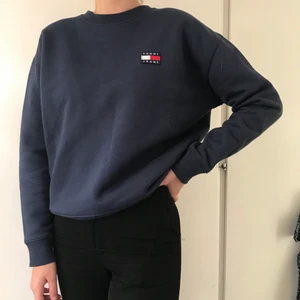 Marinblå Tommy Hilfiger Sweatshirt  - Helt ny Tommy Hilfiger Sweatshirt i storlek M (funkar som S också) som endast är testad, men ej använd (mer än att den hängt på en klädgalje). Nypris 679kr. Frakt tillkommer 63kr.