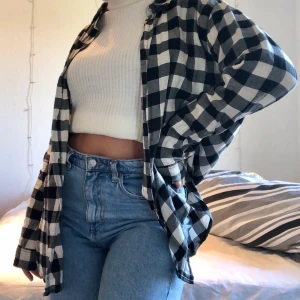 Rutig flanellskjorta - En svartvit-rutig flanellskjorta från H&M i strl 42 🤍 Fraktas för totalt 99 kr. 📦 Frakten är alltid spårbar och jag skickar bildbevis på både paket och frakthandling!