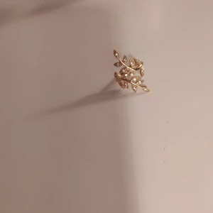 Guldpläterad ring  - Jättesnygg ring strl 16,5 som ej blir missfärgad då den är guldpläterad. Alla stenar kvar, nyskick! 