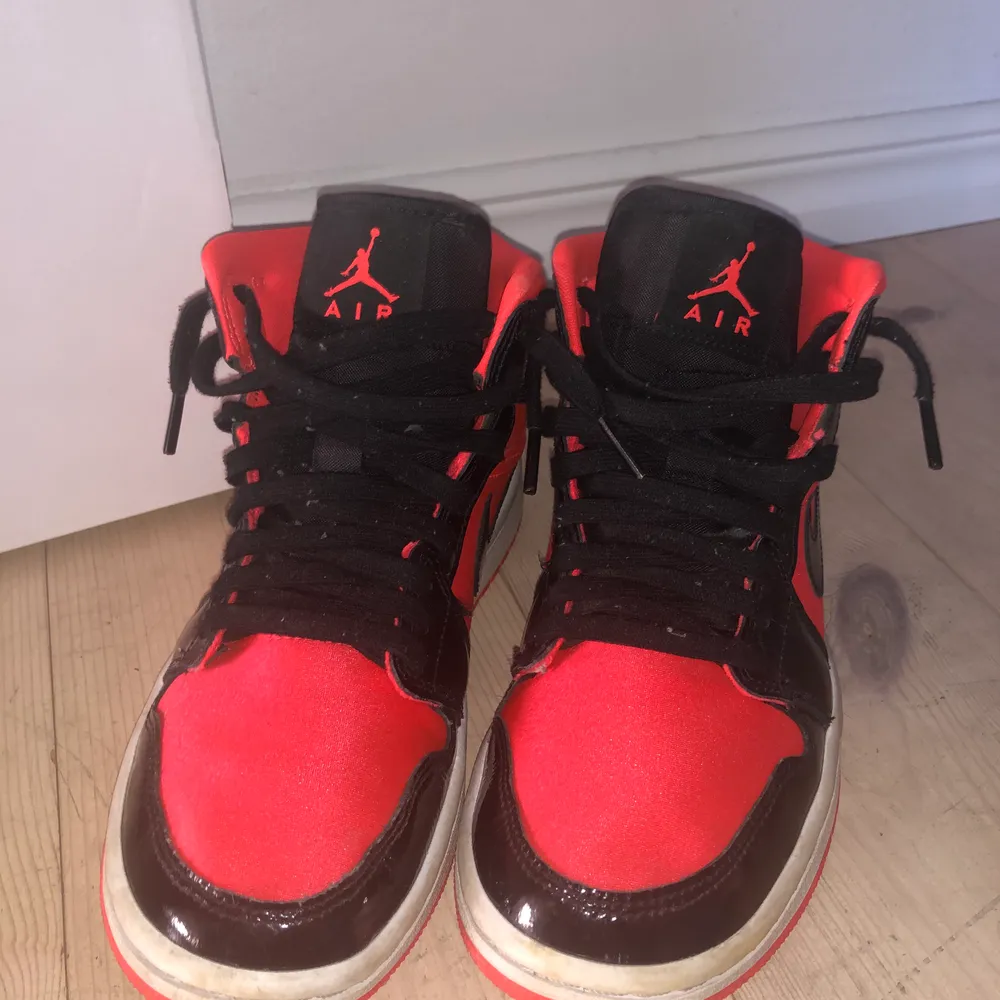 Säljer mina Nike air Jordan 1 som inte går att få tag i längre, använda få tal gånger. Skorna är röda/orange och svarta delarna är i lack. Storlek:37,5 men passar 37-38! . Skor.