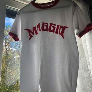 Säljer min Veronica Maggio merch tröja då den inte används ❤️  finns två små fläckar på den men de syns knappt ✨ 