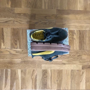 Puma fenty storlek 37 - Säljer ett par oanvända puma fenty creepers i storlek 37. Köpta för nåt år sedan men har bara stått oanvänt i min skohylla sedan dess, så nu letar vi ny ägare!! 