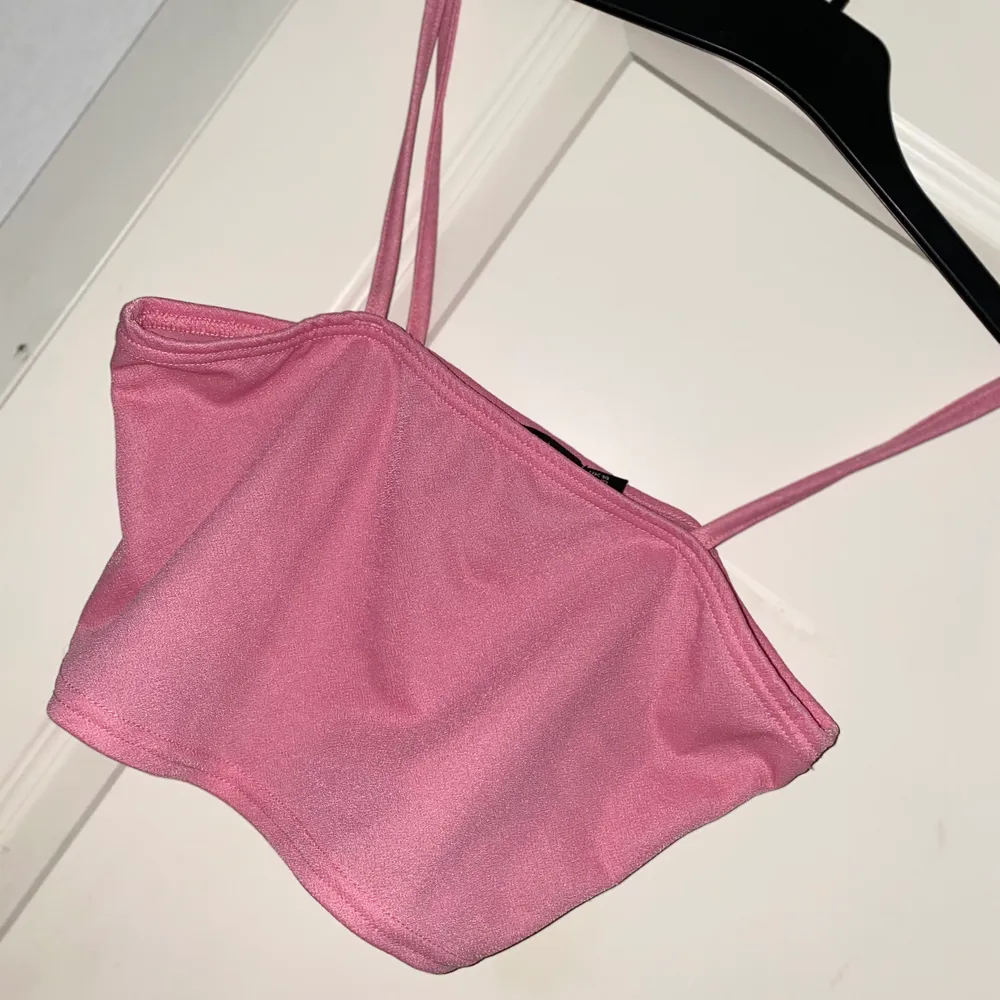 Super cute bralette/croptop from Boohoo Size us 10/ uk 14 / eu 42 Really short but cute and did unfortunately not fit, im a 80D Eu💖. Toppar.