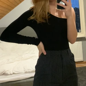 Nakd body - Säljer denna jätte snygga svarta body från NAKD. Den är onshoulder och långärmad Aldrig använd endast provad lappen kvar. Säljer pga att d inte riktigt är jag men den är skit snygg!! Går att öppna och stänga med knappar längst ner.