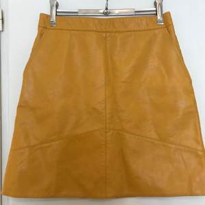 Senapsgul kjol från Zara i storlek S. Kjolen är använd endast fåtalet gånger och är i mycket gott skick. Kan hämtas i Uppsala eller skickas via post (frakten betalas av köparen)