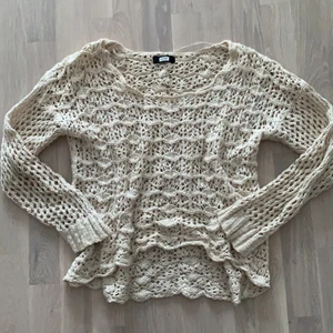 Virkad stickad tröja  - Snygg kortare modell virkad / stickad i krämvit/beige färg 