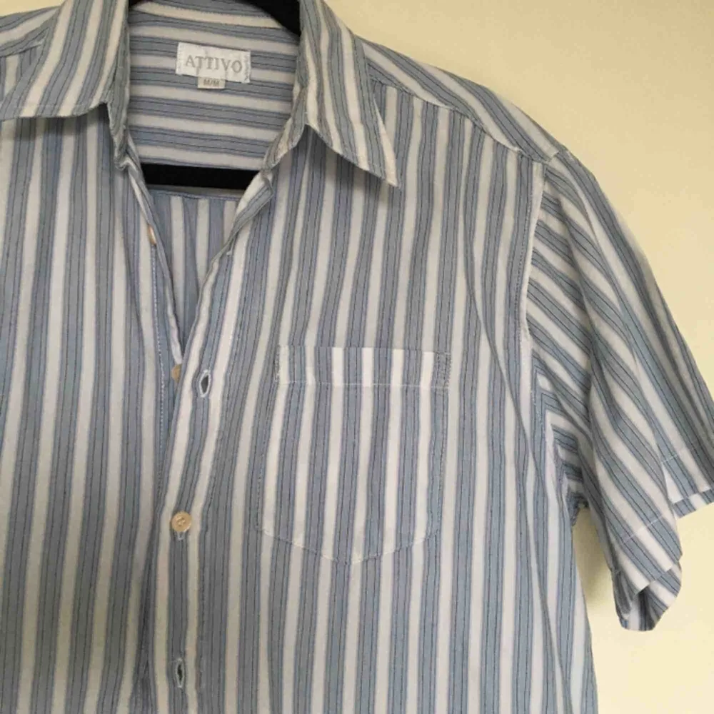 Ljusblå-randig skjorta. Köpt Secondhand.💙 Bra skick. Frakt tillkommer. . Skjortor.