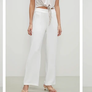 Vita byxor  - Helt oanvända 🥰 byxorna kostar 150kr +frakt 