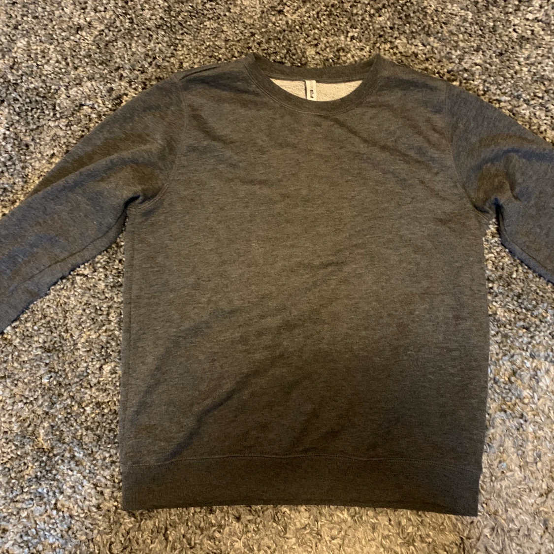 Superskön mörkgrå sweatshirt