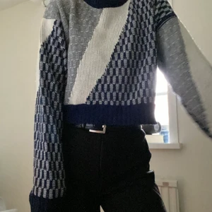 Stickad vintagetröja - Fin stickad vintagetröja med coolt mönster! Jag är strlk S men den passar XS och M också, beroende på hur man vill att den sitter;)