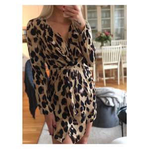Säljer denna sjukt snygga och bekväma leopardklänningen i silkesliknande material!🐆 Endast använd 1 gång så den är som ny!
