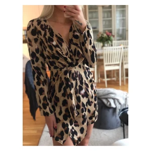 Klänning Missguided - Säljer denna sjukt snygga och bekväma leopardklänningen i silkesliknande material!🐆 Endast använd 1 gång så den är som ny!