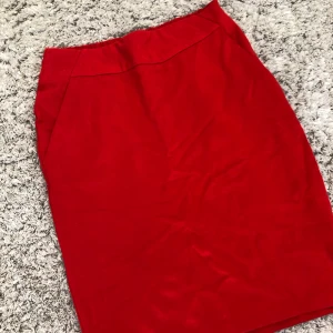 Kjol - Fin röd kjol som aldrig är använd. 100kr inklusive frakt✨