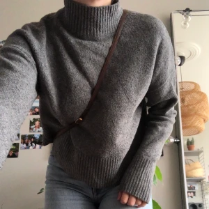 stickad tröja från & other stories - asskön tröja från & other stories! sparsamt använd, köpt förra vintern 💕