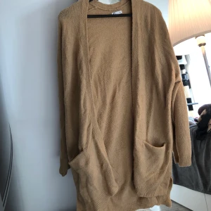 Cardigan  - Fin lite längre cardigan från Cubus. 100kr inklusive frakt ✨