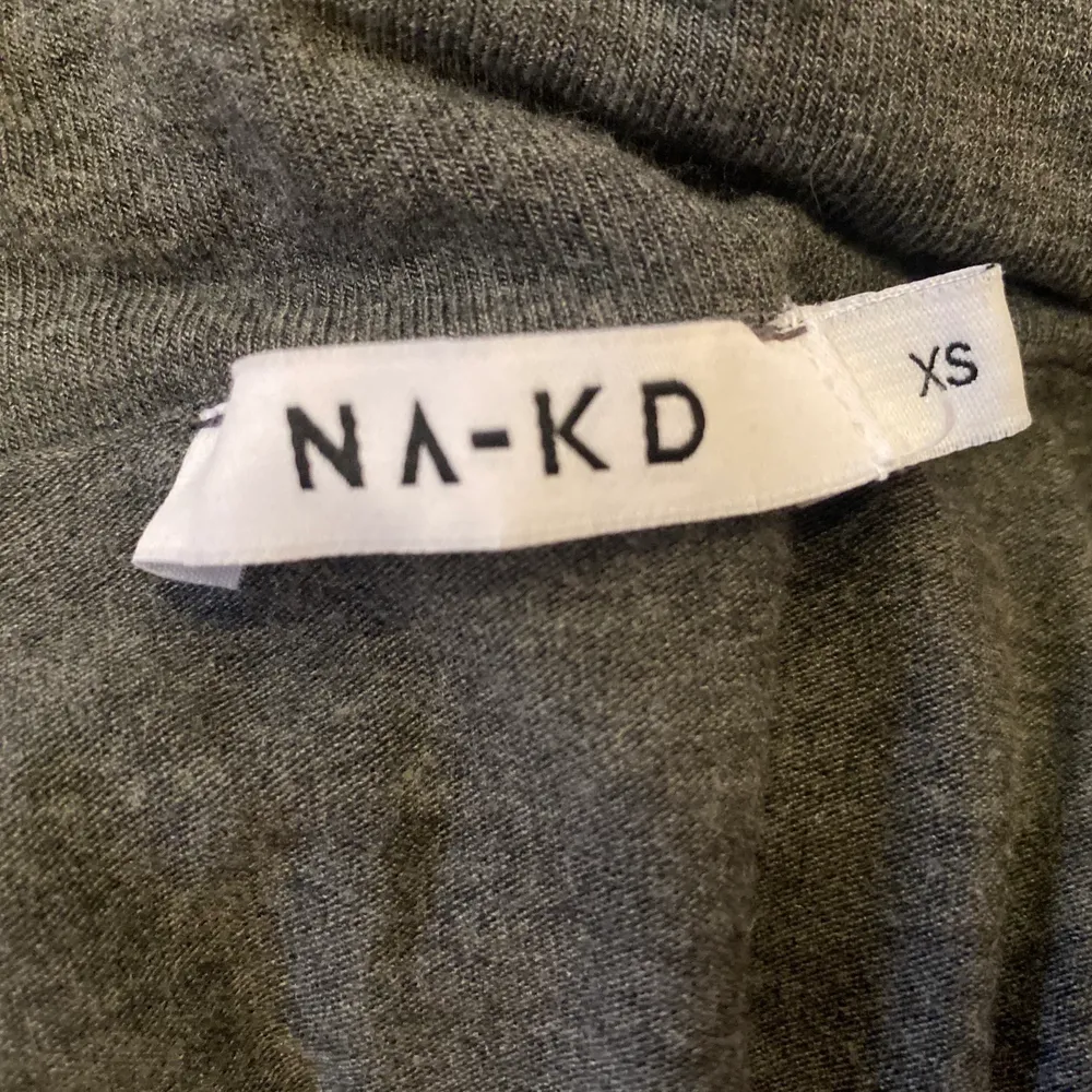 Supersnygg grå offshoulder tröja från NA-KD, storlek xs. Använd få gånger🖤 150kr + frakt. Tröjor & Koftor.