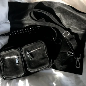 Noella väska - Säljer min fina & äkta Noella väska då den aldrig kom till användning. Endast använd ett fåtal gånger därav det fina skicket. Nypris 850 kr & vi säljer den för 240 kr<33 Extraväskan medföljer inte.
