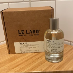 Le labo -Baie 19 - En underbar parfym från le labo. Baie 19 med toner av patcholi , enbär och hjortron. Nypris : 2500kr. Frakt tillkommer om varan ska skickas.