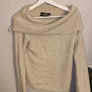 Off shoulder tröja - Beige stickad tröja i bra skick, stor i storleken.