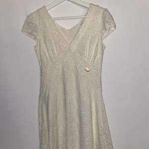 Vit kortärmad spetsklänning väldigt fin till sommaren 💛 använd 1 gång och säljs för 40kr + frakt! Köpt från bubbleroom strl xs 