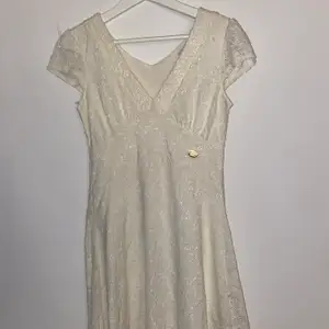 Vit kortärmad spetsklänning väldigt fin till sommaren 💛 använd 1 gång och säljs för 40kr + frakt! Köpt från bubbleroom strl xs 