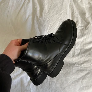 Kängor - Sjukt balla kängor från skopunkten om jag inte minns fel, kommer tyvärr inte till använd då jag köpt matta lika dana istället! ⚡️⚡️högsta bud 