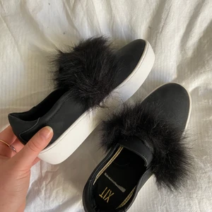 Skor - Jättefina slipon skor den xit⚡️⚡️ Aldrig använt tyvärr då dom är lite smalare framtill så passar inte min fot 💘 