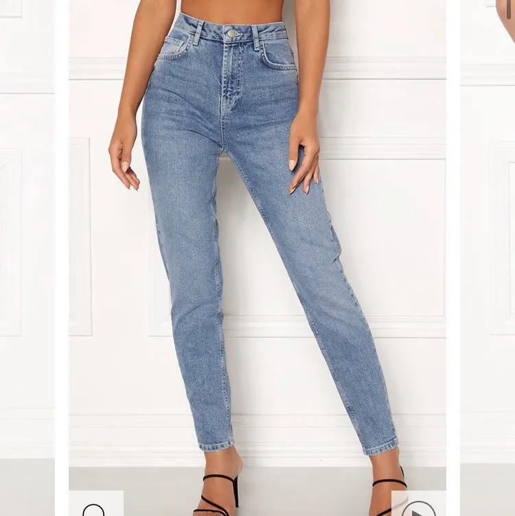 Dessa helt nya (prislapp kvar) mom jeansen är otroligt fina, men säljer då jag själv inte passar i dessa typ av jeans. Storlek XS, köpa på bubbleroom för 500kr. Säljer för 200 + 60kr frakt. . Jeans & Byxor.