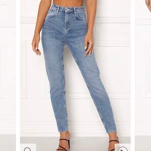 Dessa helt nya (prislapp kvar) mom jeansen är otroligt fina, men säljer då jag själv inte passar i dessa typ av jeans. Storlek XS, köpa på bubbleroom för 500kr. Säljer för 200 + 60kr frakt. 