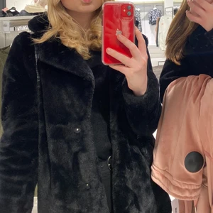 Jacka - Säljer denna SKITSNYGGA ”päls” jacka ifrån H&M, denna är andvänd 1 vinter men i SÅ bra skick!💕💕