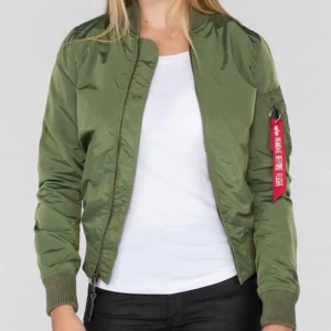 Alpha bomberjacka dam  - Grön bomberjacka från alpha industries i storlek XS. Jackan är bara använd ett fåtal gånger och är därför i riktigt fint skick, precis som ny! Pris kan diskuteras vid snabb affär.