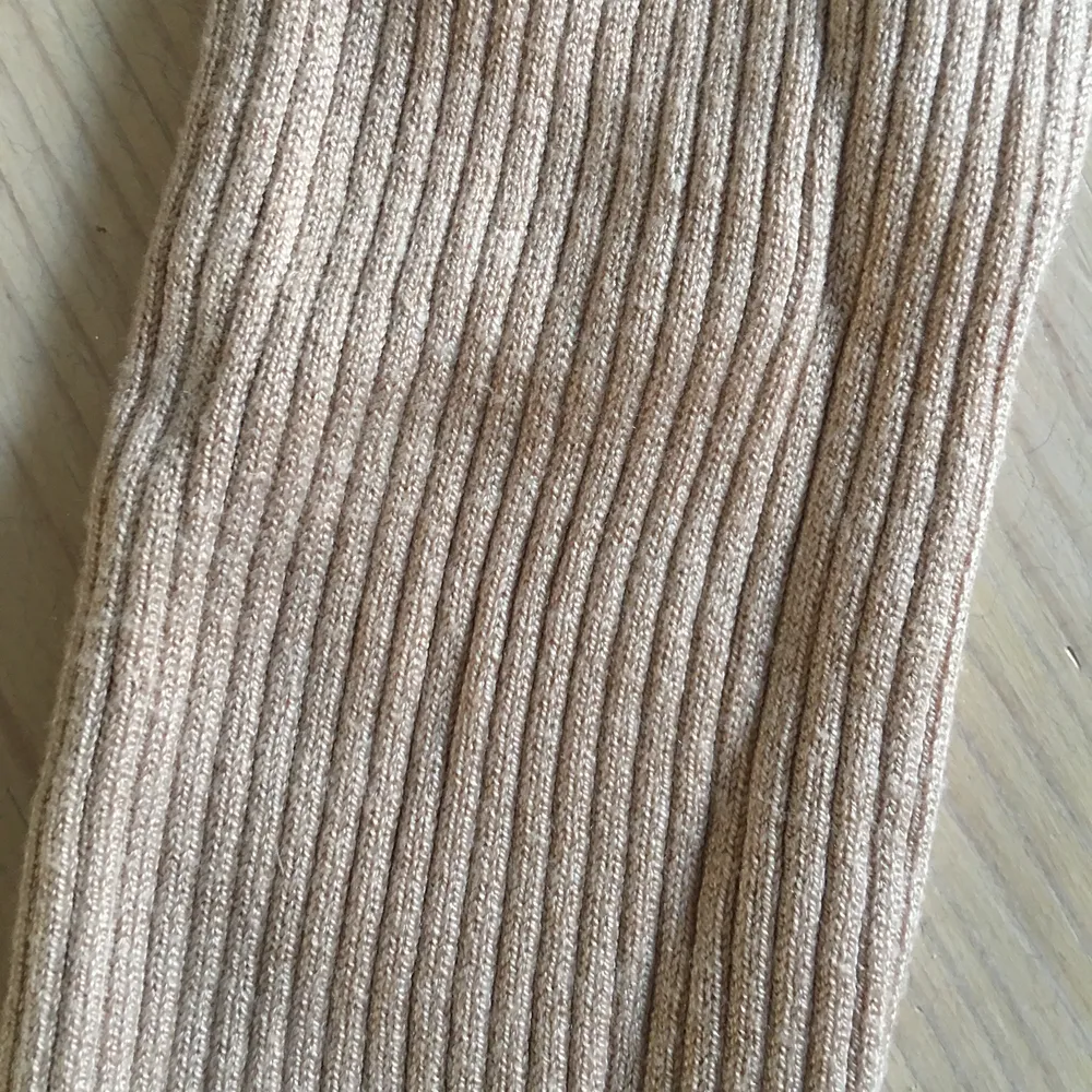 Säljer en snygg beige hm tröja som har blivit för liten för mig 💕 den är i storleken xs och är rippad 💕 har knytning i mitten som man ser på bilden i mitten 💕 frakten ingår . Tröjor & Koftor.