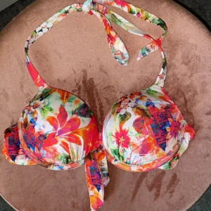 Bikini överdelar! - Super fina bikini överdelar! Bild 1: storlek 75A ( push up bikini) köptes på H&M. Bild 2: storlek 36 köptes på H&m. Bild 3: storlek S köptes på River Island. En för 40 eller alla för 100kr. Frakt tillkommer 
