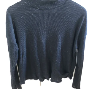 Enkel svart tröja med lite krage - En svart långärmad tröja med lite krage. Använd några gånger. Enkel och fin. Storlek s. Från h&m. Lite nopprig efter tvätten. Köparen står för frakten.