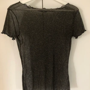 Glitter mesh top  - Glitter mesh top från chiquelle i storlek L men är extremt stretchig. Glittret är guldigt. Köparen står för frakten.