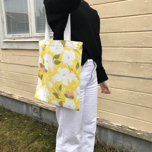 Tygkasse - Tygkassarna finns i 7 olika tryck som alla finns i egna annonser. Gratis frakt i hela landet. 1 för 149kr. 2 för 249kr. 3 för 299kr. Har dragkedja och ett innerfack med dragkedja. Skicka ett meddelande för att köpa. @tygkassen på instagram❤️🧡💛💚💙💜