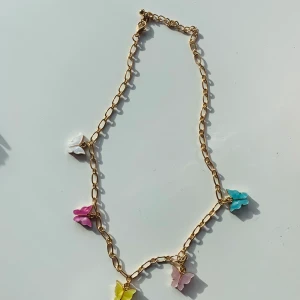 Fjäril halsband - Sjukt gulligt och fina halsband med fjärilar på. Har tyvärr inte fått användning för det än. 