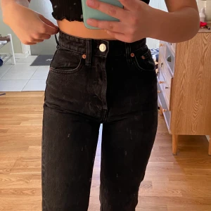 Säljer mina zara jeans  - Dem är raka i modellen, säljer dem då dem har blivit för små🥰