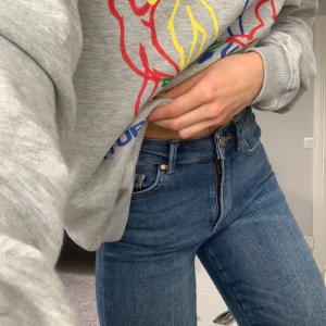 Jeans!  - Bra jeans i super kvalitet från bikbok! Säljes för endast 100kr pga lite för stora:/ Frakt får ni tyvärr betala själv, men det kommer vara  värt de;)✨