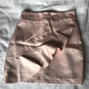 Siden kjol - En ljusrosa sidenkjol från Gina i storlek XS. Köparen står för frakten