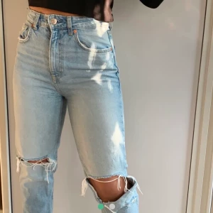 Zara jeans  - Säljer dessa populära jeansen från zara!! Köpt här på Plick men var tyvärr för små för mig. Pris inkl frakt☺️ (första bilden är ej min, utan förra ägarens som visar hur dom sitter på) 