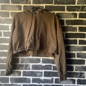 Söt grön Hoodie  - Säljer åt min syster: grön Hoodie från boohoo! Fråga för fler bilder:)