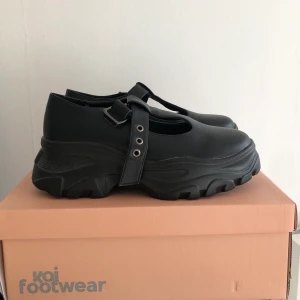 Svarta platforms Koi storlek 37 - Ett par svingulliga veganska skor från koi med spänne och ca 5 cm platform! Köpta från asos tidigare i år men de har tyvärr aldrig kommit till användning. Alltså bara provade. Så fina o passar massa outfits 🥺💕 köpare står för frakt 💘