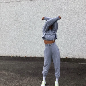 Mjukis-set - Ett döballt mjukis-set i grått med fina detaljer på det. Storlek S men skulle säga att det är oversize så passar nog även M. Använd någon enstaka gång, i stort sett nyskick. Så trendigt just nu med set!!! BUDA I KOMMENTARERNA❤️❤️